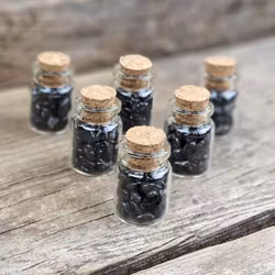 Svart Turmalin, kristallchips i glasflaska