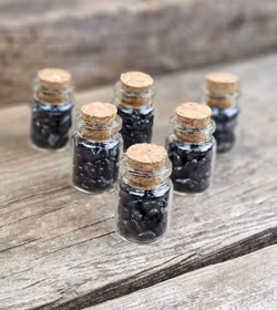 Svart Turmalin, kristallchips i glasflaska