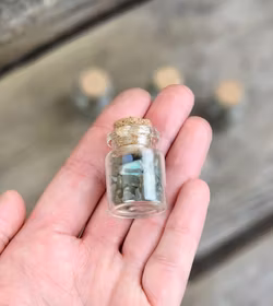 Labradorit, kristallchips i glasflaska