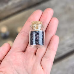 Granat, kristallchips i glasflaska