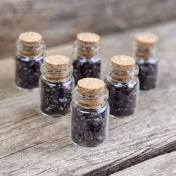 Granat, kristallchips i glasflaska