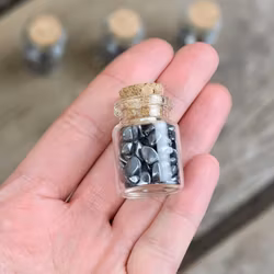 Hematit, kristallchips i glasflaska