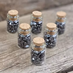 Hematit, kristallchips i glasflaska