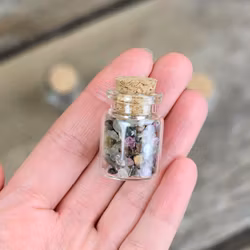 Vattenmelon Turmalin, kristallchips i glasflaska