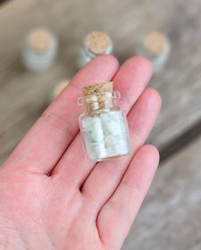 Amazonit, kristallchips i glasflaska