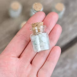 Amazonit, kristallchips i glasflaska