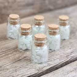 Amazonit, kristallchips i glasflaska