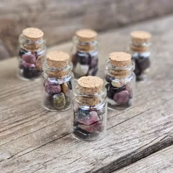 Vattenmelon Turmalin, små trumlade i glasflaska