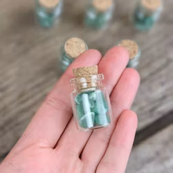 Grön Aventurin, små trumlade i glasflaska