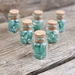 Grön Aventurin, små trumlade i glasflaska