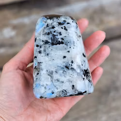 Vit Regnbågsmånsten, polerad kristall stående friform #1