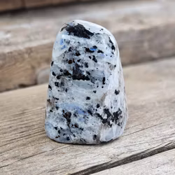 Vit Regnbågsmånsten, polerad kristall stående friform #1