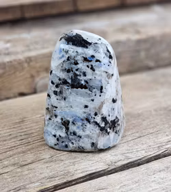 Vit Regnbågsmånsten, polerad kristall stående friform #1