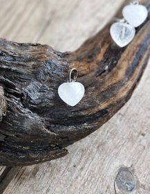 Bergkristall bulligt hjärta, silverpläterat hänge