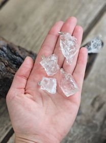 Bergkristall rå, silverpläterat hänge