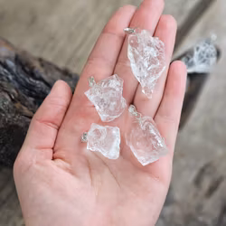 Bergkristall rå, silverpläterat hänge