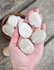 Mookaitjaspis beige platta, touchstone