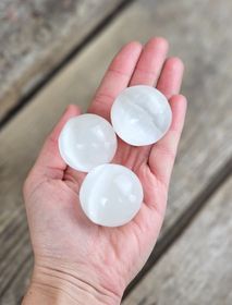 Vit Selenit, litet klot 3-4 cm
