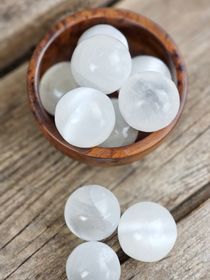 Vit Selenit, litet klot 3-4 cm