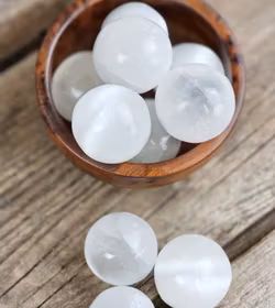 Vit Selenit, litet klot 3-4 cm