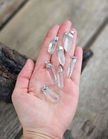 Bergkristall rå spets, silverpläterat hänge