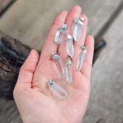 Bergkristall rå spets, silverpläterat hänge