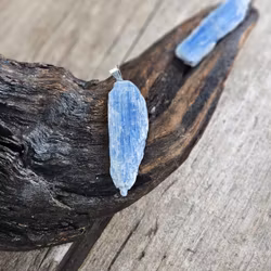 Kyanit rå, silverpläterat hänge