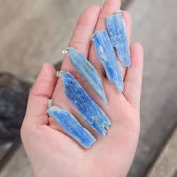 Kyanit rå, silverpläterat hänge