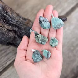 Smaragd rå, silverpläterat hänge