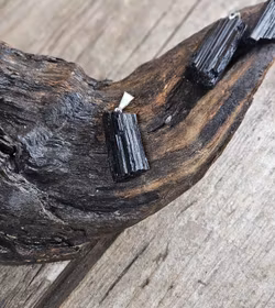 Svart Turmalin rå, silverpläterat hänge