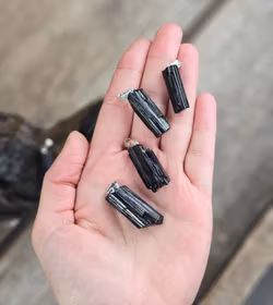 Svart Turmalin rå, silverpläterat hänge