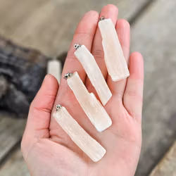 Orange Selenit rå stav, silverpläterat hänge