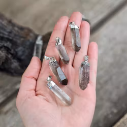 Rökkvarts rå spets, silverpläterat hänge