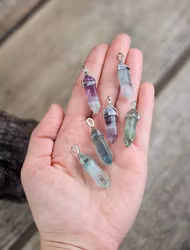 Fluorit polerad spets, silverpläterat hänge