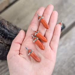 Röd Jaspis polerad spets, silverpläterat hänge