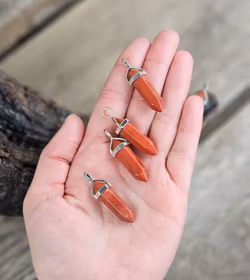 Röd Jaspis polerad spets, silverpläterat hänge