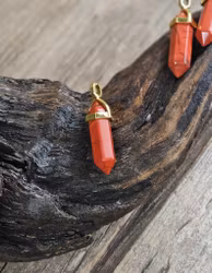 Röd Jaspis polerad spets, guldpläterat hänge