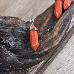 Röd Jaspis polerad spets, silverpläterat hänge