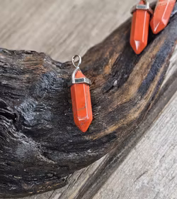 Röd Jaspis polerad spets, silverpläterat hänge
