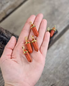 Röd Jaspis polerad spets, guldpläterat hänge