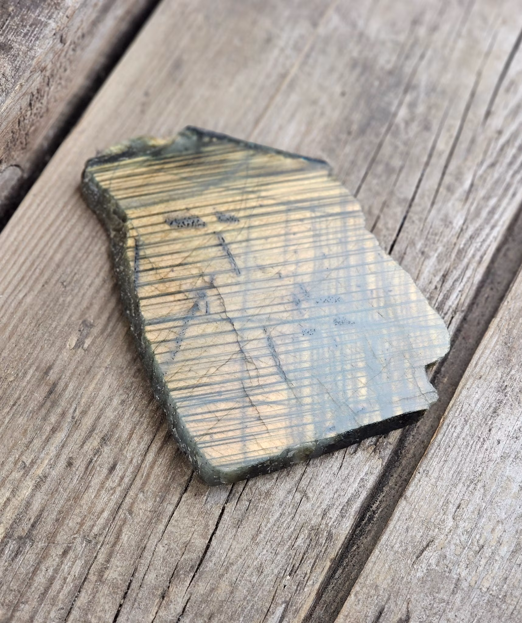 Labradorit, polerad skiva