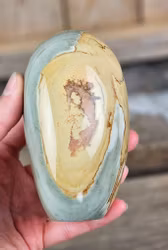Polykromjaspis, polerad kristall stående friform #7