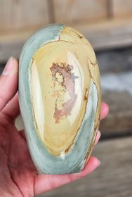 Polykromjaspis, polerad kristall stående friform #7
