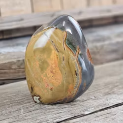 Polykromjaspis, polerad kristall stående friform #13