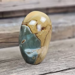 Polykromjaspis, polerad kristall stående friform #15