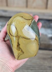 Polykromjaspis, polerad kristall stående friform #15