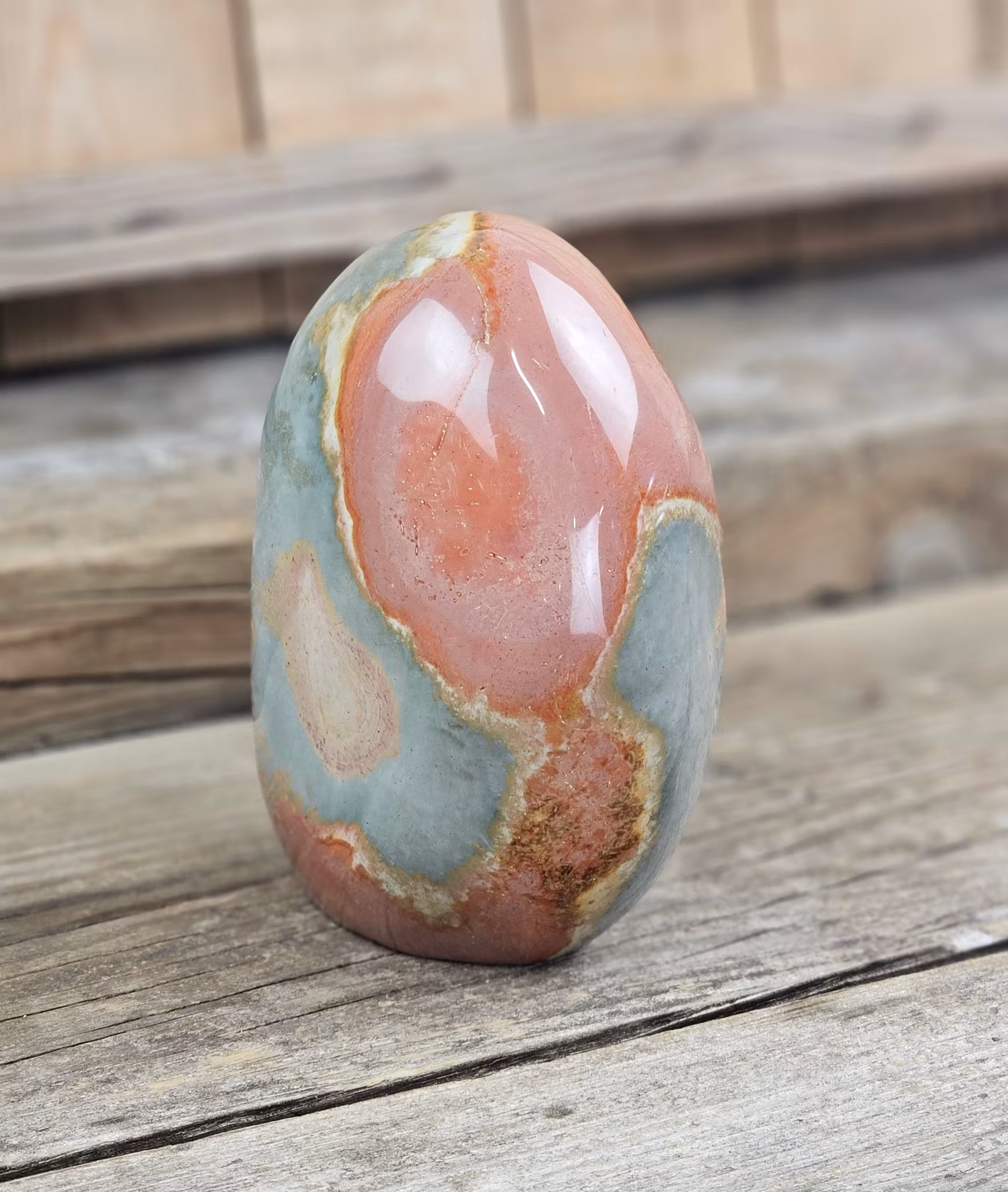 Polykromjaspis, polerad kristall stående friform