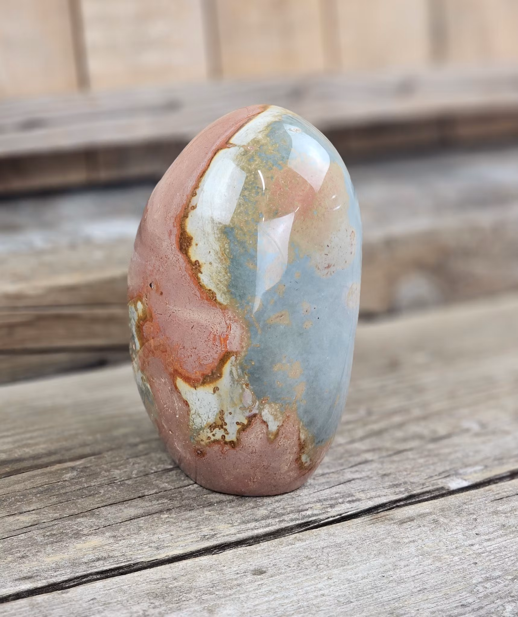 Polykromjaspis, polerad kristall stående friform