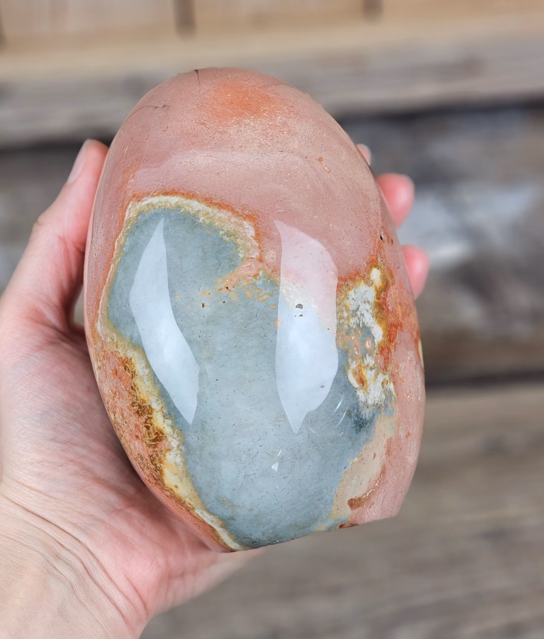 Polykromjaspis, polerad kristall stående friform