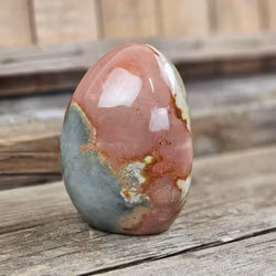 Polykromjaspis, polerad kristall stående friform #16